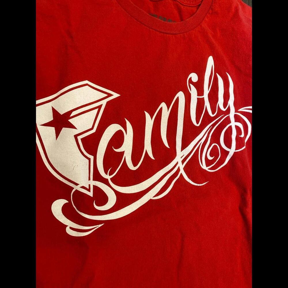Famous stars and straps large red family t-shirt